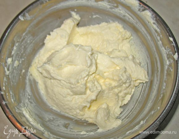 Смешать творог, мягкое сливочное масло, сахар. ванильный сахар.