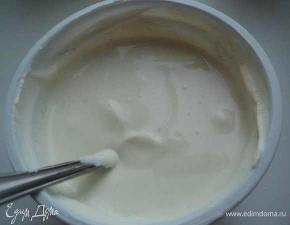 Сметану смешать с горчицей,  солью и белым перцем по вкусу.