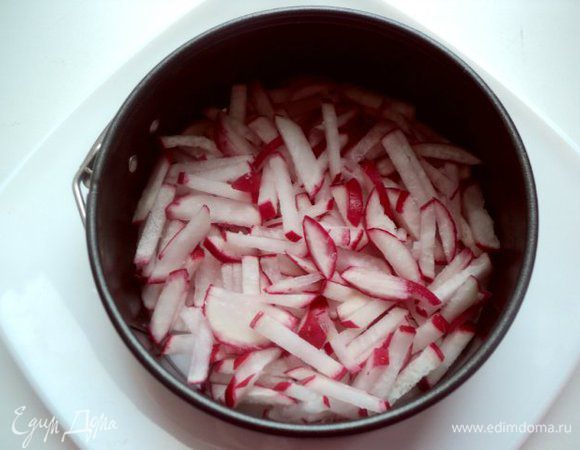 На тарелку установить кольцо (у меня 10см). Формируем салат. 1 слой – порезанная соломкой редиска.