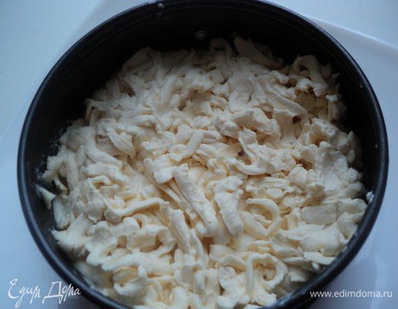 Далее натираем на терке слегка подмороженный плавленый сырок, сверху тонкий слой сметаны.