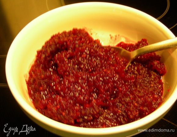 Клюкву или бруснику моем, сушим, взбиваем в блендере в пюре. Протираем через сито по желанию, я не стала. Затем добавляем сахар, в оригинале 200 г, у меня 100г. Ставим на огонь и готовим 5 минут. Охлаждаем.
