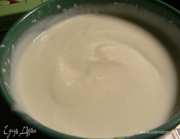 Йогурт смешиваем с творогом, цедрой и соком 1 лимона, 100 г сахара (у меня 50) и корицей. Все взбиваем миксером.
