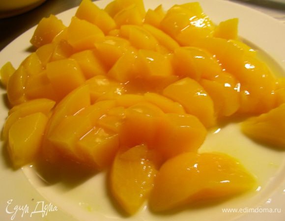 Персики режем кубиками.
