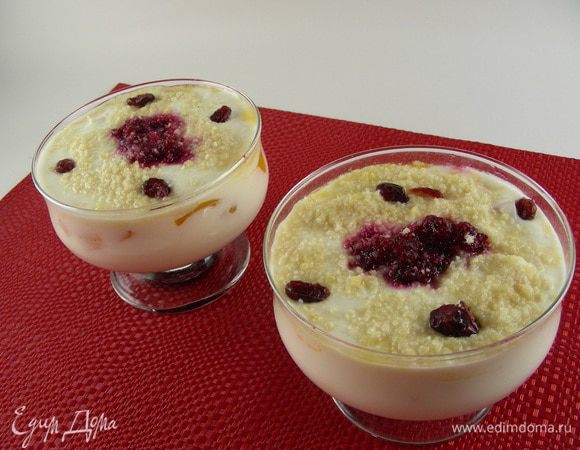 Собираем наш  десерт в следующем порядке: клюквенное пюре, йогуртовая смесь, персики, йогуртовая смесь, миндаль. Сверху можно положить по ложечке клюквенного пюре для цвета. У меня правда на фото слои не особо видны, бокал широкий и йогурт проникает в соседние слои. Отправляем десерт в холодильник на пару часиков, а потом наслаждаемся)) Приятного аппетита)) 