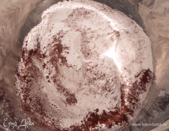 Духовку предварительно разогреть до 170–180°C. В миску просеять муку, какао, разрыхлитель, соль.