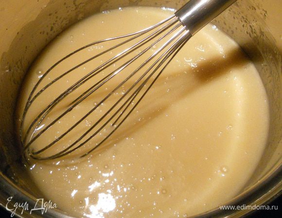 Добавить масло и хорошо размешать. Влить сливки и еще немного взбить смесь, без фанатизма. Можно использовать и миксер, но в данном случае пачкать его необязательно :)