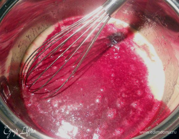 Добавить пищевой краситель. Вообще я количество ингредиентов уменьшал вдвое, а вот краситель не трогал. Казалось бы, цвет должен был быть более насыщенным, но нет. Так что в принципе можно и увеличить количество при желании.