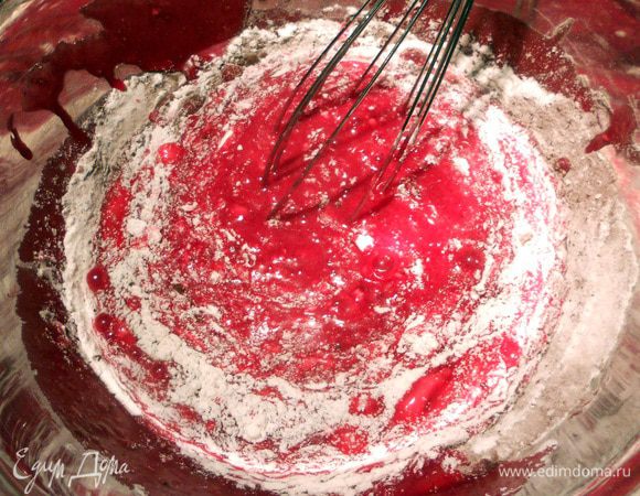 Соединить с мукой и последний раз перемешать.