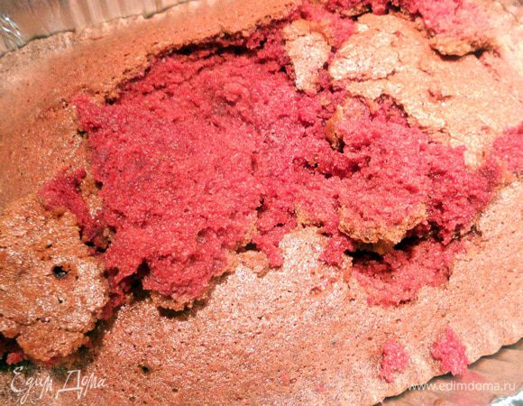 Выложить тесто в предварительно смазанную маслом форму. Выпекать в духовке на средней полке около 40 минут. Остудить.