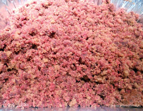 Измельчить кекс до состояния мелкой крошки.