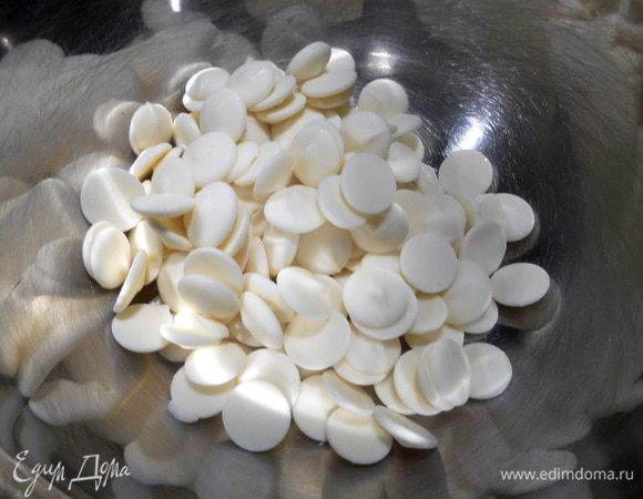 На водяной бане растопить шоколад, с помощью двух ложек опускать по одной конфете в шоколад, покрывая их им полностью. Но я столкнулся с трудностями — у меня конфеты в шоколаде начинали крошиться (может, больше сыра нужно). А шоколад с крошками бисквита меня совсем не устраивал. Поэтому я бросил это дело и просто поливал конфеты шоколадом с ложки. Получалось, конечно, не так эстетично, как могло было быть.