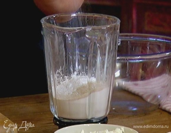 Приготовить тесто: муку перемешать с 60 г сахара, разрыхлителем и солью.