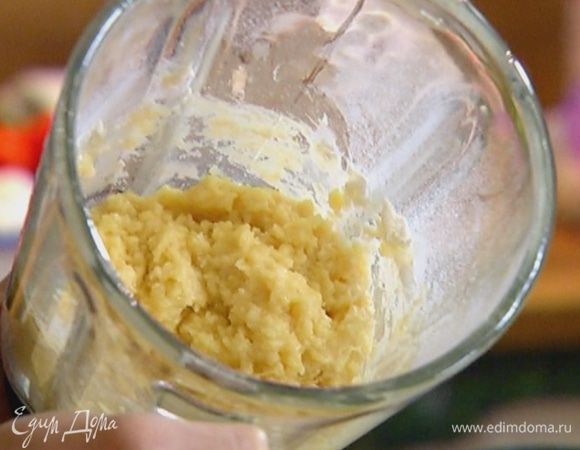 Добавить 1 яйцо, влить растопленное масло и взбить все в блендере.