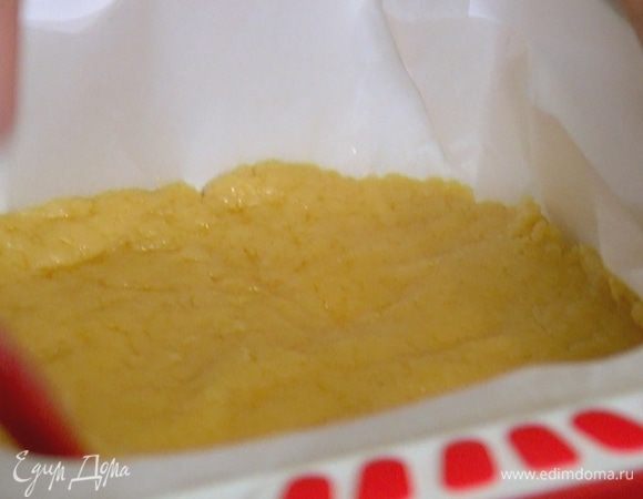 Квадратную форму выстелить бумагой для выпечки и равномерно распределить в ней тесто.