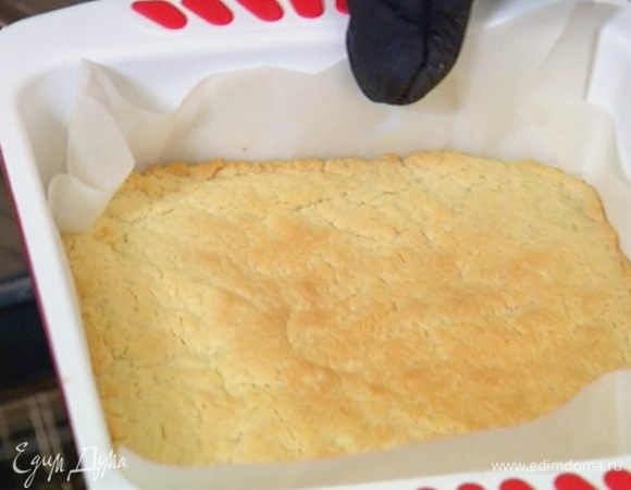 Выпекать корж в разогретой духовке 15 минут.