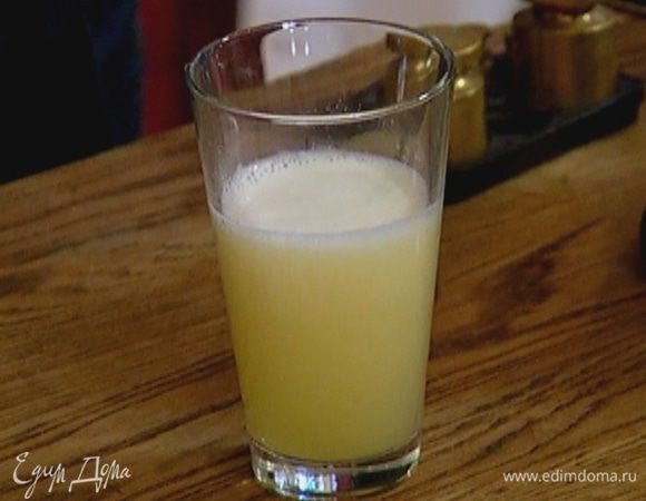 Цедру 1–2 лимонов лимонов натереть на мелкой терке.