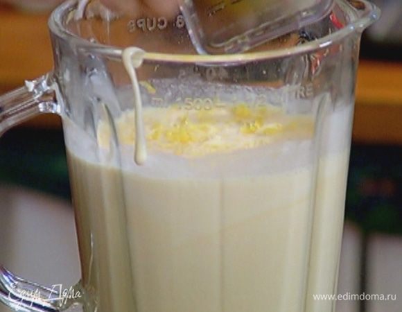 Приготовить крем: оставшийся сахар и яйца соединить с рикоттой и сливками и взбить в блендере в однородную массу, добавить сок и цедру лимонов, все перемешать.