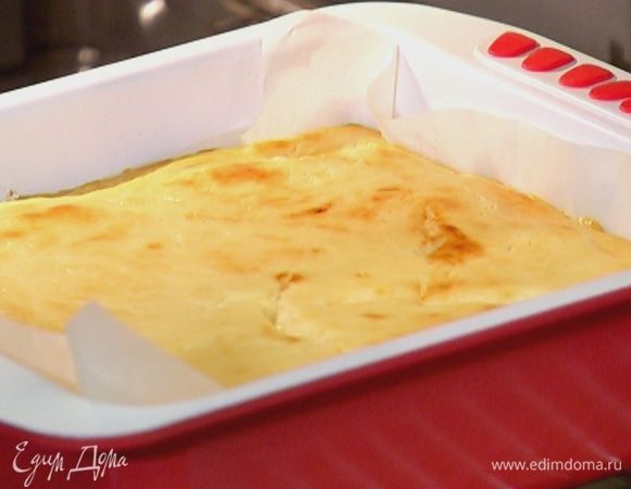 Корж вынуть из духовки, вылить на него лимонный крем и отправить обратно в духовку на 20 минут, понизив температуру до 170°С.