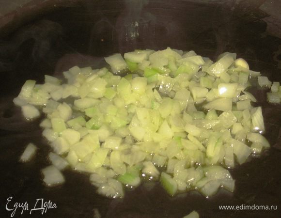 Лук мелко нарезать.Разогреть в сковороде оливковое  масло и обжарить лук на слабом огне 2 минуты.Влить половник горячей воды ,накрыть крышкой и тушить 4-5 минут,постоянно помешивая.