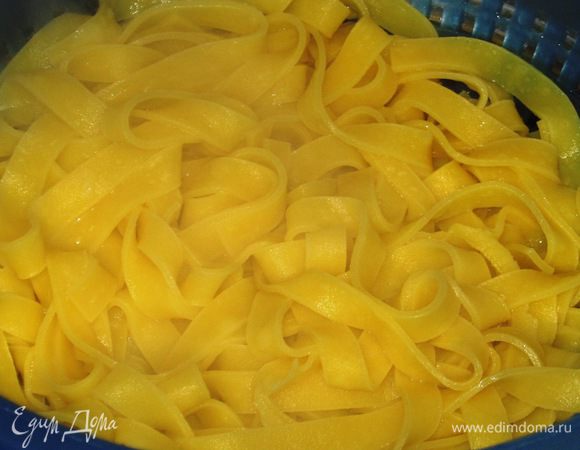 Отварить пасту в подсоленной воде  с 1 ст.л. оливкового масла согласно инструкции на упаковке.Оставить 1 половник воды от варки пасты, тальятелле откинуть на  дуршлаг.