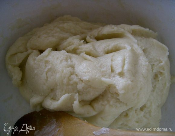 Замесите тесто:
Залейте в кастрюлю воду и положите порезанное на кусочки масло,посолите. Помешивая доведите до кипения. Затем снимите с огня и помешивая деревянной ложкой добавляйте муку. Как все размешали поставьте снова на огонь и перемешивайте тесто до однородной консистенции(тесто должно с легкостью отходить от стенок). Добавьте чуть- чуть разрыхлителя. Снимите с огня и немного охладите. В охлажденное тесто добавляйте по одному яйцу -1 яйцо размешать, затем еще одно и снова размешать и т. д.
Выпекайте в заранее разогретой духовке до 180 градусов 35- 40 минут.
Дайте эклерам остыть, после чего наполняйте их кремом.,можно через кондитерский шприц или сделав разрез-ложкой.