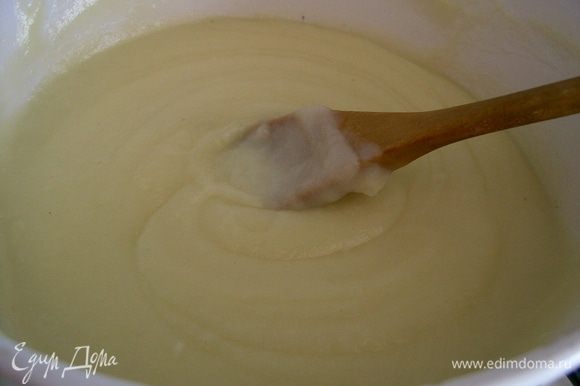 Теперь,сделаем заварной крем: Смешайте 1 стакан молока, 2 яйца и 3 ст. л. муки. Все хорошенько перемешайте. Затем смешайте 1 стакан молока и 1 стакан сахара и поставьте на огонь, помешивая доведите до кипения и влейте смесь из молока,яиц и муки. Непрерывно помешивая доведите до кипения, выключите огонь и добавьте 50 гр. сливочного масла. Все опять перемешайте и дайте остыть крему.