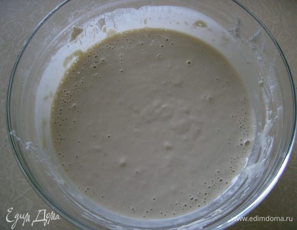 Готовим тесто:

 Вскипятите молоко, остудите до комнатной температуры. В отдельной миске замесите тесто из теплого молока, воды, соли и сухих дрожжей, добавьте 1 стакан просеянной муки и поставьте в теплое место. 