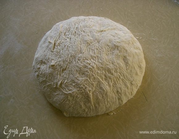 Тесто должно подняться 2 раза. После чего его обмять и замесить крутое тесто. Диаметр пиццы вы выбираете сами.