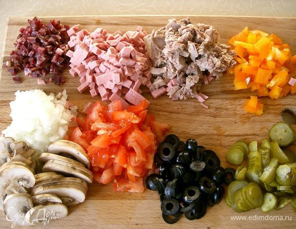 Смешайте в миске томатный соус, майонез, специи, соль и перец. Хорошенько смажьте раскатанное тесто. Порежьте кубиками болгарский перец,репчатый лук и вареное мясо. Помидоры и грибы - полукольцами, а маринованные огурцы и маслины кружочками. Поверх соуса выложите все ингредиенты и в конце обильно посыпьте тертым сыром. Выпекайте пиццу в духовке примерно 10 минут. Приятного аппетита!