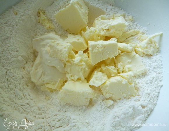 Смешать муку,сахар и соду.Добавить маргарин комнатной температуры,сметану и замесить тесто.Оно получается не очень мягкое.Если вам покажется,что тесто суховатое,то добавьте во время замеса еще одну ложку сметаны.