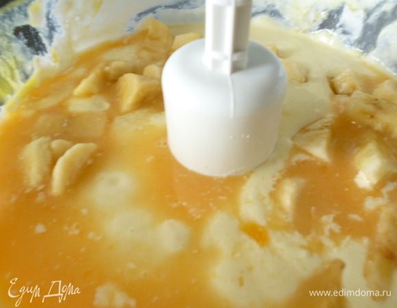 Добавить сок и бананы (если будете смешивать вручную, то бананы надо размять вилкой), хорошо перемешать.