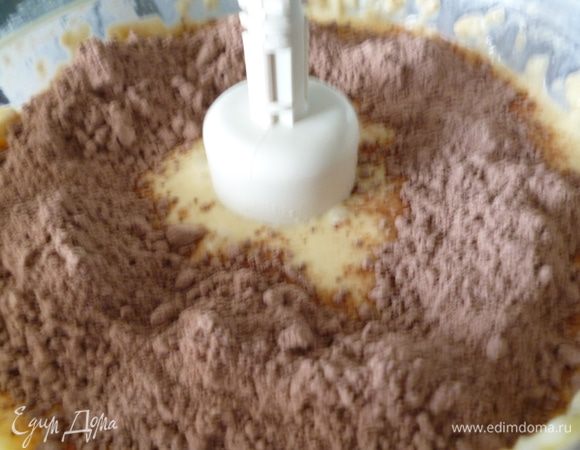 Добавить порошок пудинга и опять все хорошо перемешать.