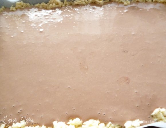 Затем равномерно распределяем приготовленную смесь.