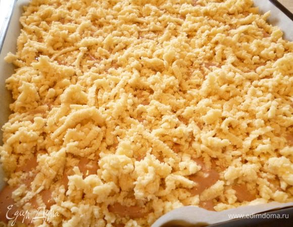 Оставшиеся 3 части теста распределяем по поверхности с помощью терки. Выпекаем пирог при температуре 170-180 градусов  в течении 40-45 минут до румяного верха и начинка должна "схватиться". Выключаем  духовку и оставляем пирог при закрытой дверке еще на 5 минут.Затем приоткрыть дверку духовки и оставить там  пирог еще 10-15 минут. Затем достать из духовки и дать ему полностью остыть. Все,можно пробовать! Приятного вам аппетита!