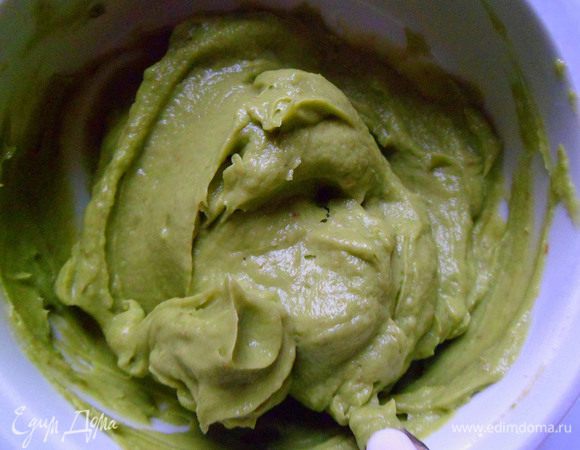 Мякоть авокадо измельчаем в блендере, добавив немного йогурта натурального (не жирного), солим, добавляем лим.сока
