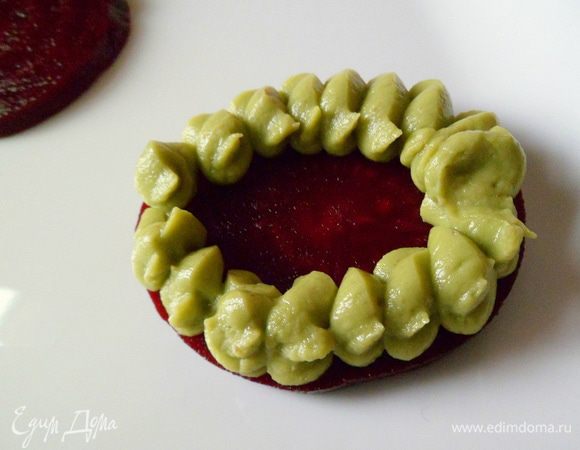 Делаем башенки,прослоив каждый свекольный кружок муссом