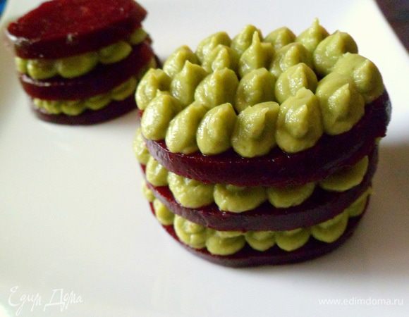 я сделала три слоя. Верx украшаем зернами граната.