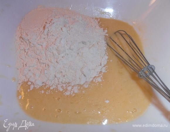 Всё взбиваем и всыпаем муку с разрыхлителем.Перемешиваем и даём постоять,пока работаем с яблоками...