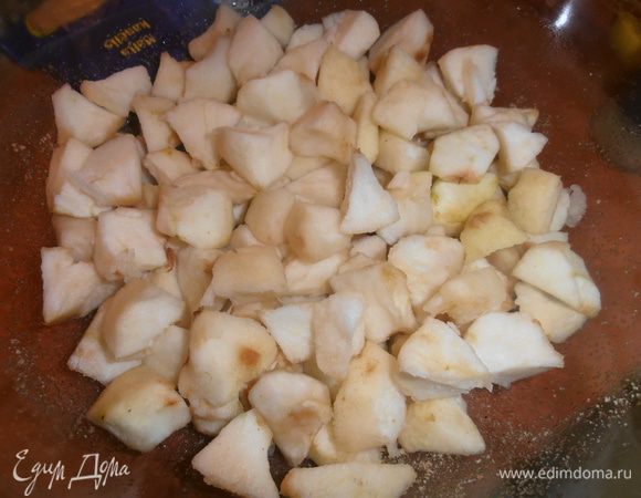 Яблок у меня получилось 400 г,но совсем не не обязательно так много,просто мне надо было их спасать! Нарезаем на кусочки и выкладываем яблочки в смазанную и посыпанную сухарями форму.