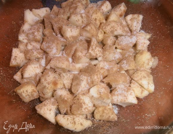 Посыпаем яблоки равномерно сахаром и корицей.