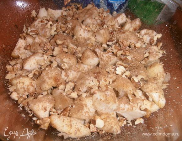 Грецкие орехи порубим и тоже посыпаем сверху на яблоки.