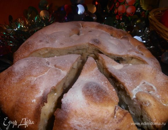 Пирог получается очень дырчатый,а яблочки вперемешку с орешками и корицей-просто наслаждение!