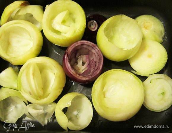 Луковицы очистить от шелухи. Срезать верхнюю треть и немножко подрезать основание. Достать сердцевину, чтобы луковицы приняли форму "чашечек". Поставить на противень и запекать в разогретой до 180 г духовке в течение 15 мин.