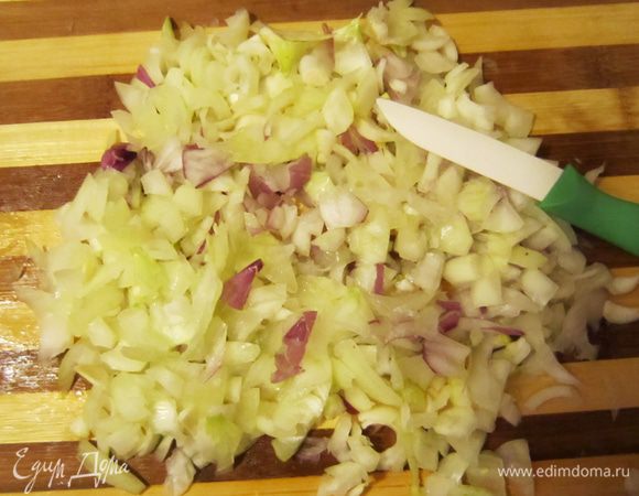 Лук-серидинки, вынутые из головок репчатого лука , порубить и пассировать на топленом масле.