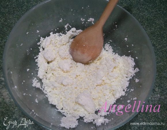 Творог перетереть через сито, добавить в него щепотку соли и ванилин.