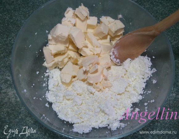 В творог добавить размягченное сливочное масло. Растереть творог с маслом деревянной лопаткой или ложкой.