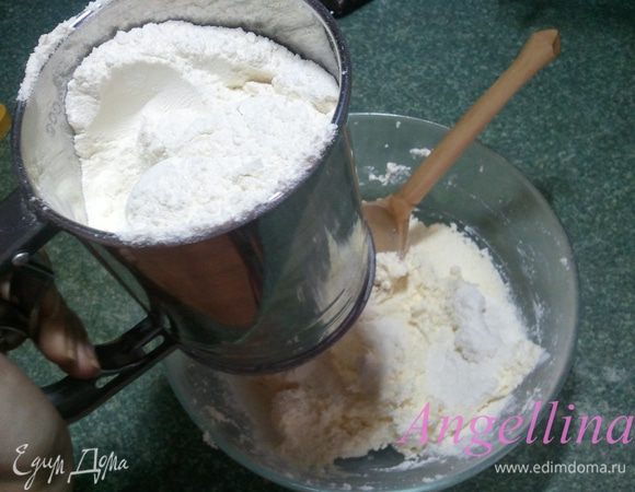 Муку смешать с разрыхлителем, просеять ее в творожную массу. Замесить тесто.