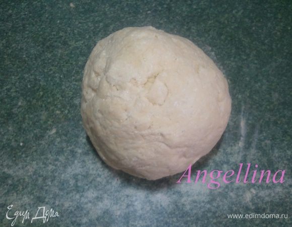Из теста сформировать шар, завернуть его в пленку и положить в холодильник минимум на час.