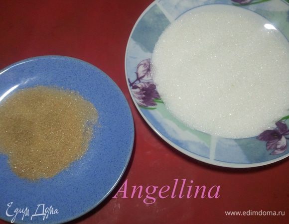 В одну плоскую тарелку насыпать сахар, в другую - сахар, смешанный с корицей.