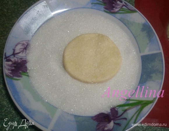 Кружочек теста положить в сахар, слегка  вдавив его в сахар (только с одной стороны). Свернуть кружочек пополам, сахаром вовнутрь.